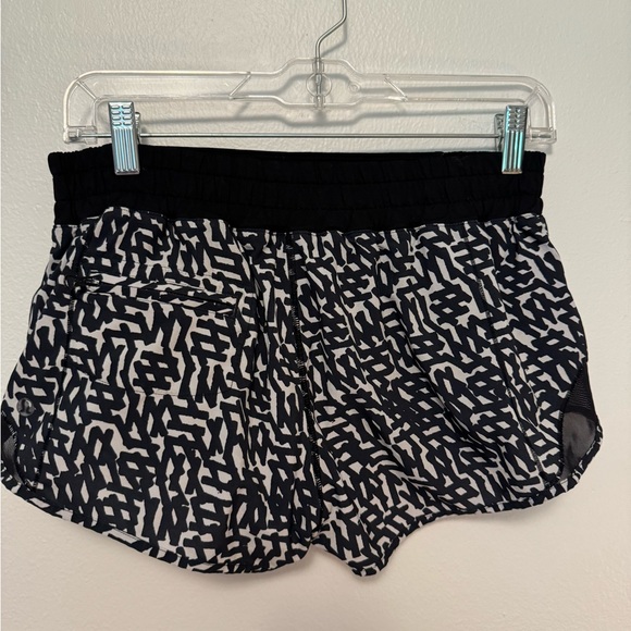 2.5” Lululemon net pop hotty hot shorts in white and black. Size 6. - Picture 9 of 14